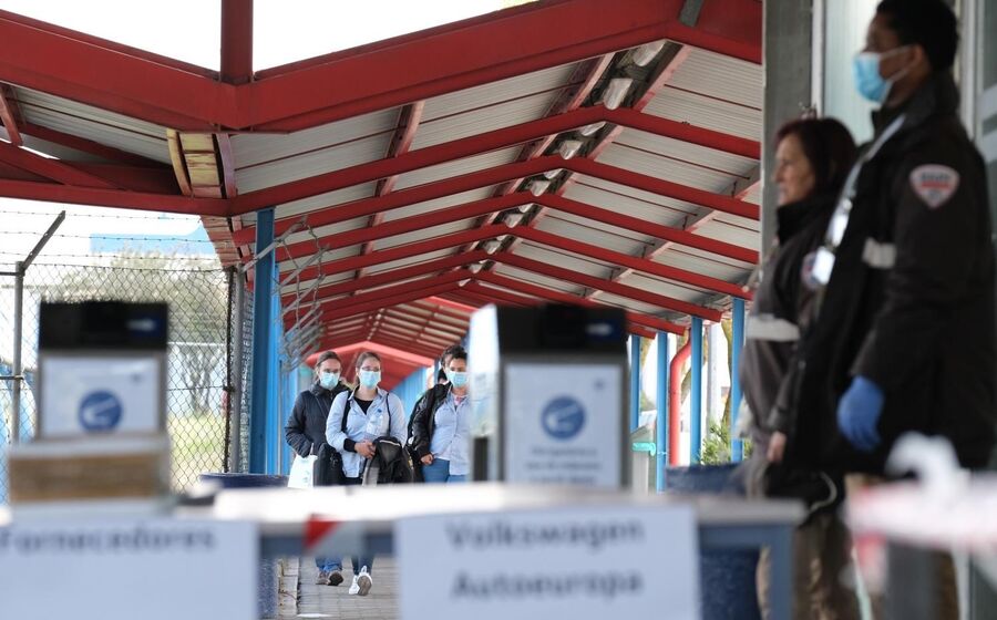 Trabalhadores da Autoeuropa regressam ao trabalho com limitações devido à pandemia