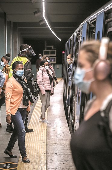 Aos poucos, as pessoas começam a sair mais de casa.