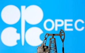 OPEP+ mantém meta de aumento da oferta e petróleo dispara para máximos de março