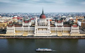 Hungria classifica como absurdas dúvidas de Bruxelas sobre plano de recuperação