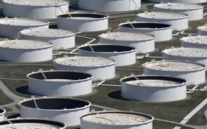 EUA vão libertar um milhão de barris de crude por dia durante seis meses. Preços afundam