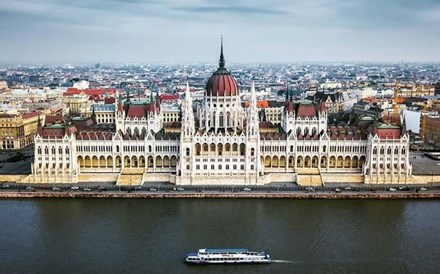 Hungria classifica como absurdas dúvidas de Bruxelas sobre plano de recuperação