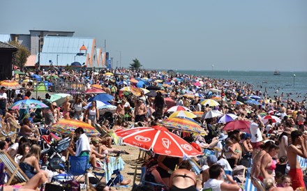 Reino Unido ameaça fechar praias depois de enchente em Bournemouth