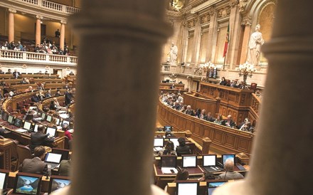 Parlamento aprova apoio até 1.905 euros para sócios gerentes