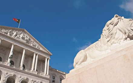 Bancários manifestam-se hoje frente ao parlamento contra despedimentos na banca