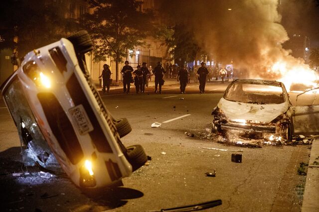 Polícia lança gás lacrimogéneo em frente à Casa Branca para dispersar manifestantes