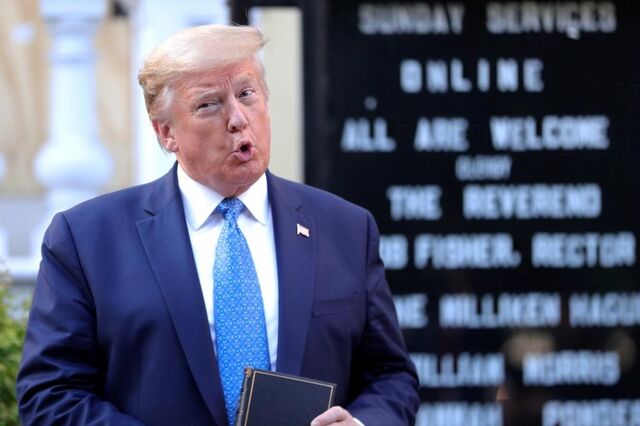 Trump reitera ameaças com bíblia ao contrário num país virado do avesso