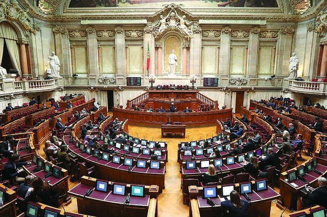 Estado de emergência sem confinamento aprovado pelo Parlamento