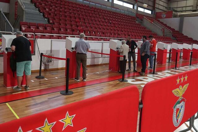 Sócios do Benfica chumbam orçamento em assembleia geral