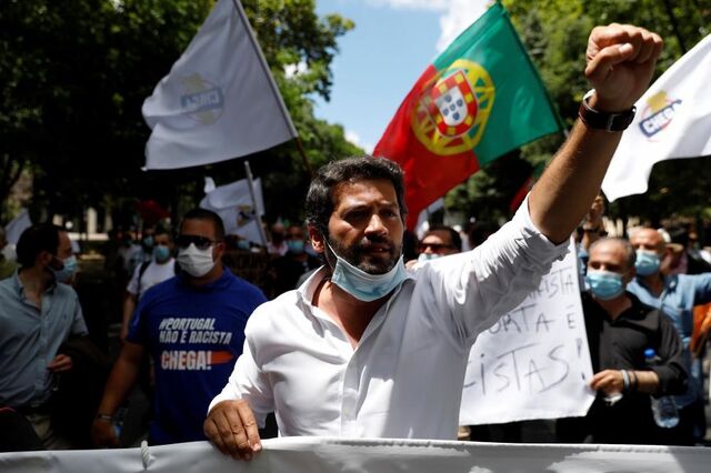 Centenas de pessoas desfilam em Lisboa na manifestação do Chega