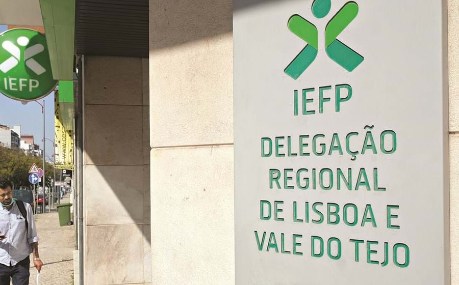 As empresas em lay-off não podem despedir por extinção de posto de trabalho mas podem dispensar trabalhadores a prazo aumentando o número de desempregados inscritos no IEFP.