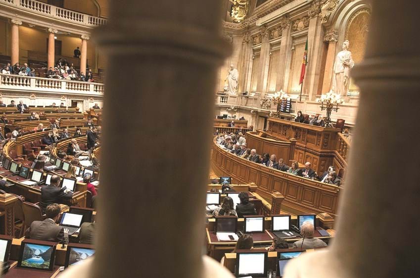 Propostas do PS, PSD e CDS desceram para discussão na especialidade sem votação na generalidade.