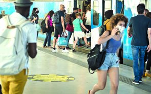pessoas crise recessao economia covid mascaras metro transportes
