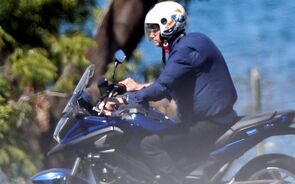 Bolsonaro infetado com coronavírus passeia de moto e fala com funcionários sem máscara