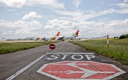 Movimento nos aeroportos com descida a pique de 82,1% em novembro