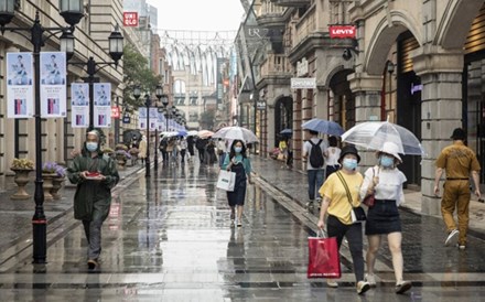 Covid-19: Portugueses resgatados de Wuhan regressam à cidade agora 'mais segura' do mundo 