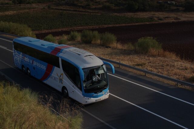 Rodovia sobe oferta e bate pela primeira vez linha férrea na longa distância