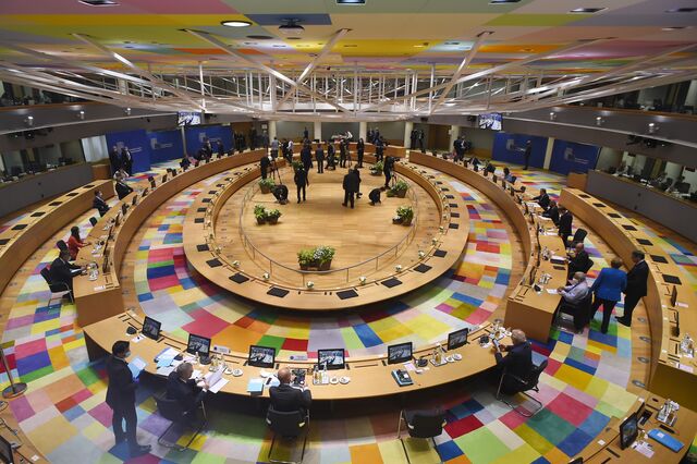 Eixos partidos e festas sem convite no novo “espetáculo” europeu