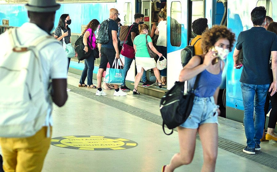 pessoas crise recessao economia covid mascaras metro transportes