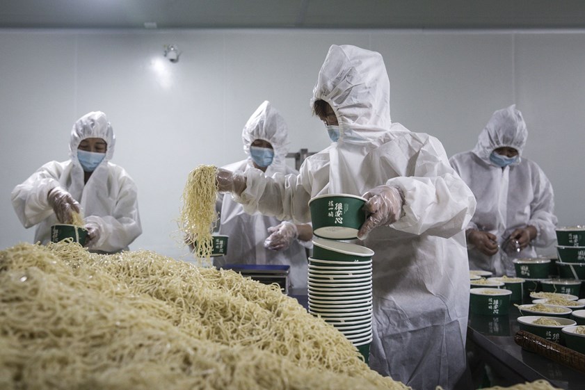 Fábrica de noodles em Wuhan, a 7 de abril