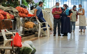 Comerciantes do Mercado da Ribeira enfrentam dificuldades devido à falta de clientes 