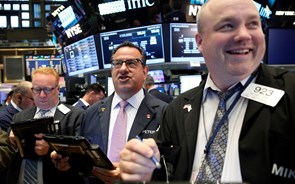 Wall Street ignora caos em Washington e Dow galga patamar dos 31.000 pontos