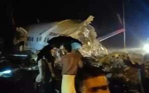 Avião com 191 passageiros a bordo despenha-se na Índia	