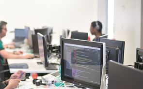 escritorio start ups trabalhadores computadores
