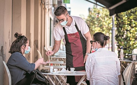 Portugal de novo em contramão na pandemia, agora no bom sentido 