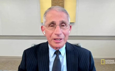 Anthony Fauci avisa que a Rússia arrisca “fazer mal a muita gente” com a sua vacina