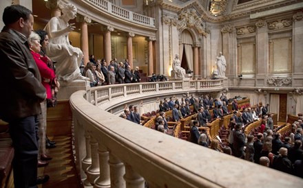 Parlamento aprova voto antecipado de eleitores em confinamento