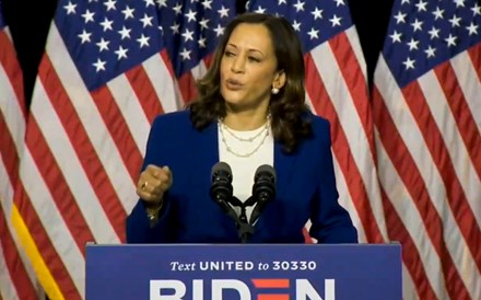 Kamala Harris recorda mãe indiana e pai jamaicano ao aceitar nomeação