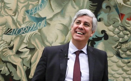 Governador Mário Centeno é acionista do Benfica e da Galp