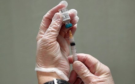 AstraZeneca pode retomar testes à vacina já na próxima semana