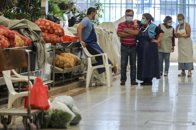 Comerciantes do Mercado da Ribeira enfrentam dificuldades devido à falta de clientes 