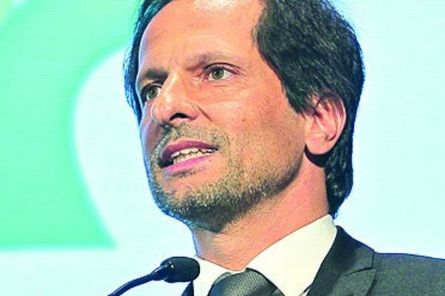Governo distribuiu 100 mil computadores e tem mais 350 mil em processo de compra