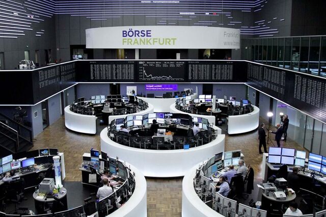 Euro dispara e bolsas caem com palavras de Lagarde. Petróleo desvaloriza