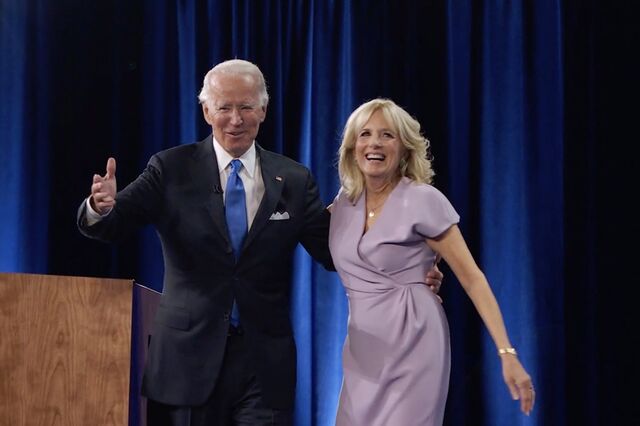 Biden promete virar a página de 'tempos de escuridão'