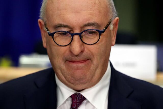 Comissário europeu do Comércio oficializa demissão