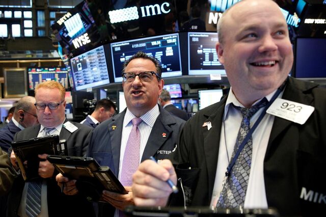 Há novos recordes em Wall Street. Facebook vale mais de 1 bilião depois de decisão de juiz