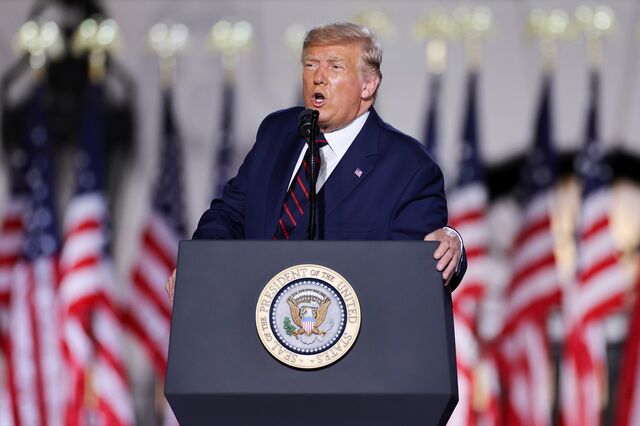Trump exclui de contratos federais empresas que deslocalizam produção para a China