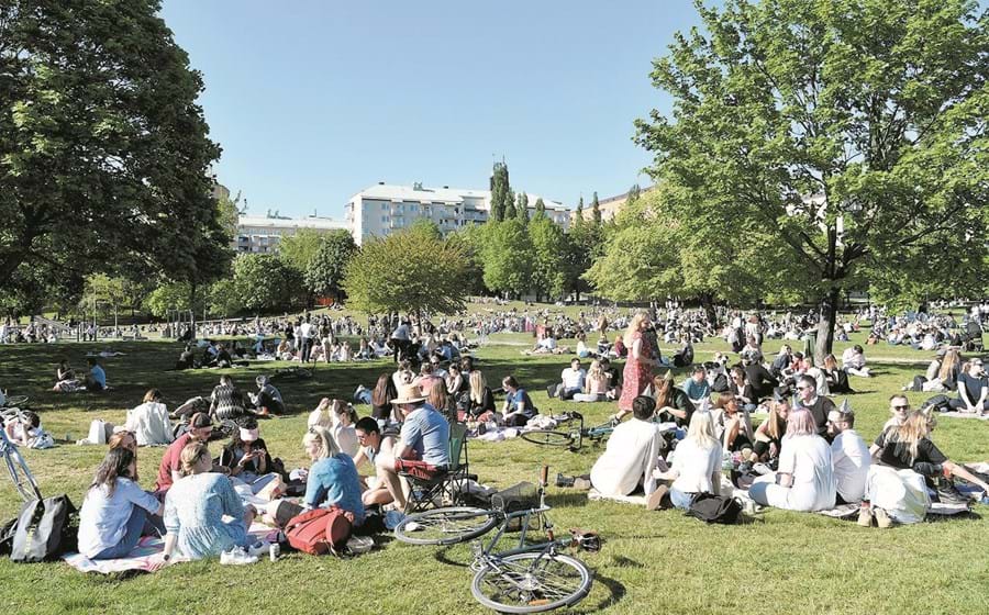 As imagens dos suecos a conviver nos jardins e esplanadas causaram espanto, e alguma inveja, numa Europa que vivia então confinada.