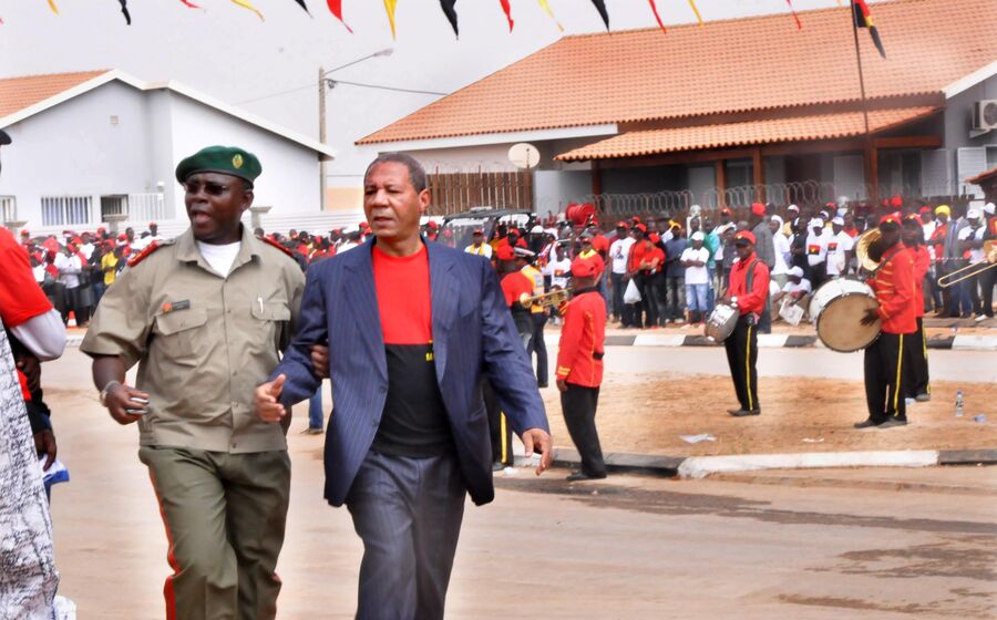 general Kopelipa (à civil) , braço-direito de José Eduardo dos Santos