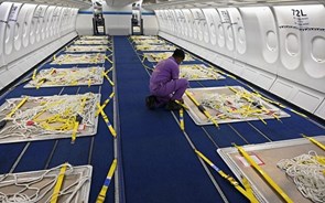 Companhias aéreas estão a trocar passageiros por gadgets e marisco