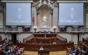 PS aprova sozinho alteração ao diploma que prevê 7.500 assinaturas para petição ir a plenário