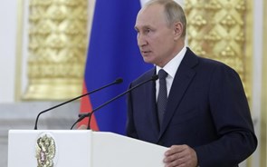 Putin aproxima-se das criptomoedas enquanto Biden o afasta do dólar