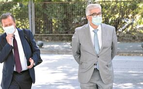 presidente do Infarmed, Rui Santos Ivo (à esquerda), e o secretário de Estado da Saúde, António Lacerda Sales,