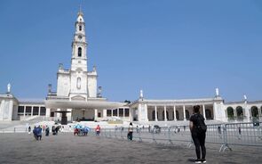 Realização da 1.ª missa de domingo, no recinto de oração do Santuário de Fátima, que retoma as celebrações com a presença de peregrinos, com o fim das restrições nas celebrações comunitárias suspensas desde 14 de Março devido às limitações impostas pela covid-19.