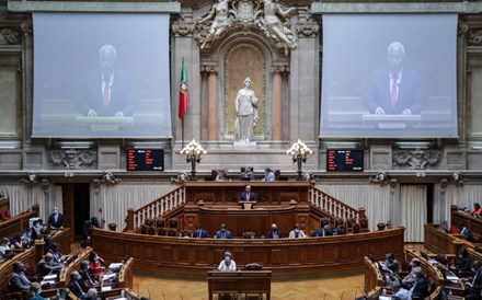 PS aprova sozinho alteração ao diploma que prevê 7.500 assinaturas para petição ir a plenário