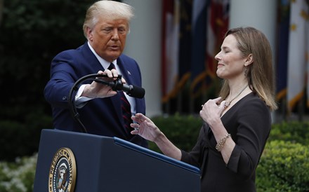 Senado confirma Amy Coney Barrett para o Supremo Tribunal dos EUA